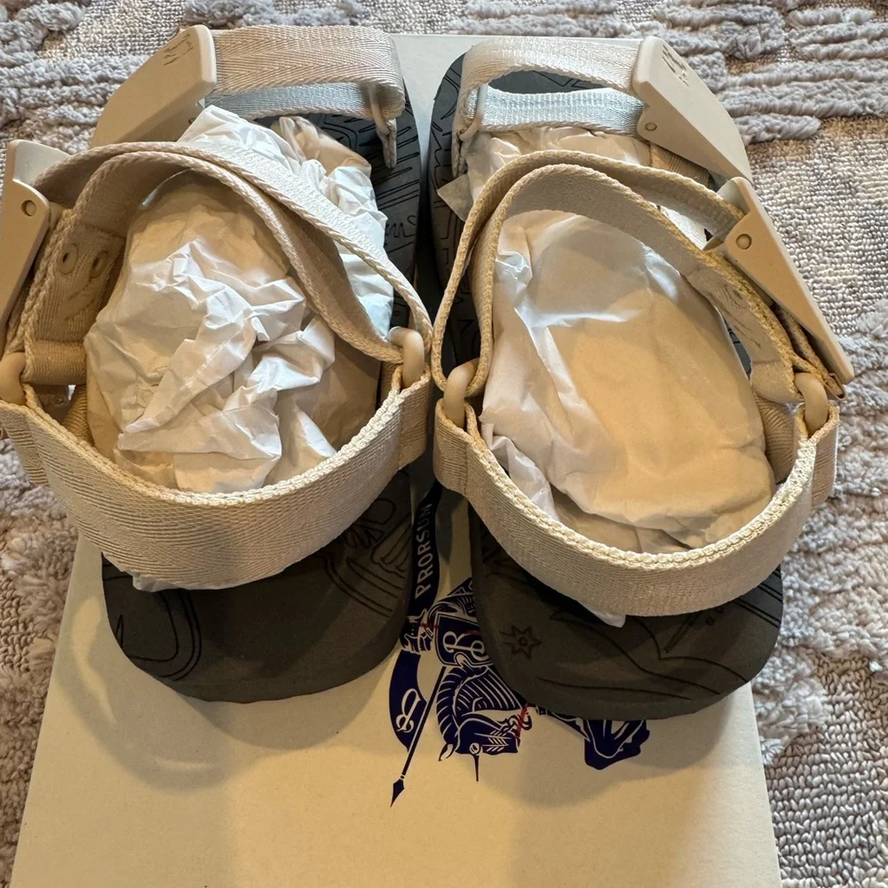 Burberry Women’s Trek Touch Strap Sandal Size 7 NWT - Picture 5 of 11